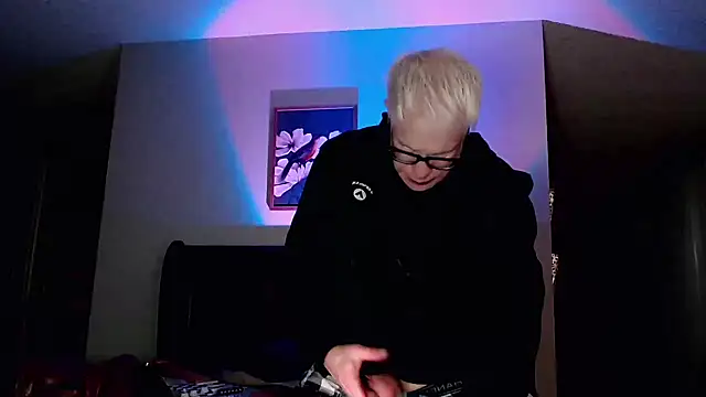 Snapshot of Snarfle82 chatting on 13, 11, 2025 Snarfle82 online show from 13, 11, 2025