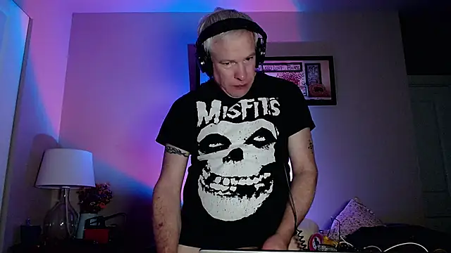 Snapshot of Snarfle82 chatting on 20, 11, 2025 Snarfle82 online show from 20, 11, 2025