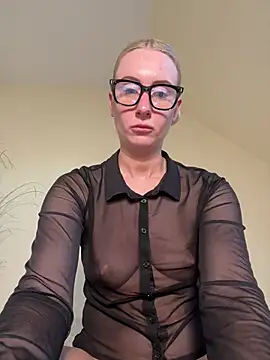 Snapshot of CutieEmy chatting on 24, 5, 2026 CutieEmy online show from 24, 5, 2026