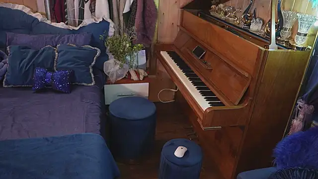 VanessaDoyle online show from 4, 11, 2025