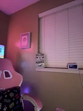 Snapshot of Tikalalin chatting on 17, 10, 2025 Tikalalin online show from 17, 10, 2025