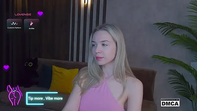 Snapshot of Holl1Would chatting on 4, 3, 2025 Holl1Would online show from 4, 3, 2025