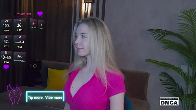 Snapshot of Holl1Would chatting on 6, 3, 2025 Holl1Would online show from 6, 3, 2025