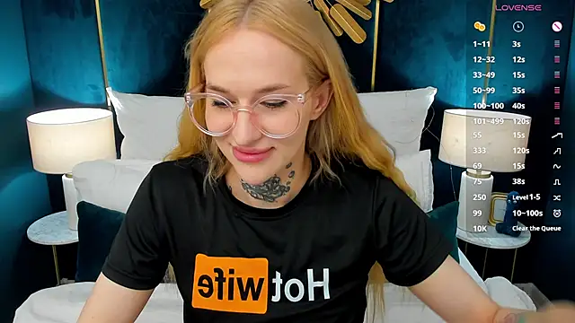 Snapshot of SarahLust chatting on 17, 5, 2026 SarahLust online show from 17, 5, 2026