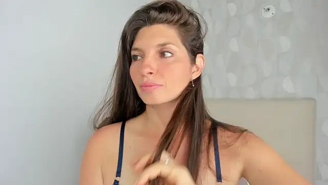 Snapshot of Azahara_Amin_ chatting on 10, 11, 2025 Azahara Amin online show from 10, 11, 2025