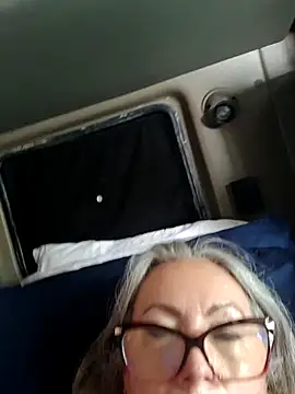 EvaRobinson online show from 10, 3, 2025