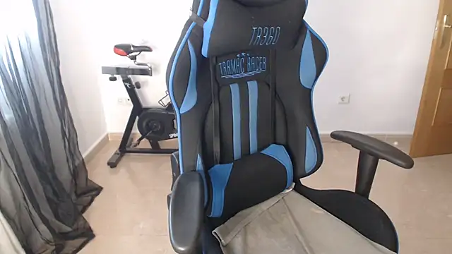 Snapshot of LARACRUZ30 chatting on 2, 3, 2026 LARACRUZ30 online show from 2, 3, 2026