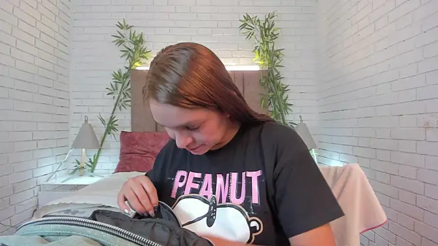 miataylorr1 online show from 13, 1, 2025