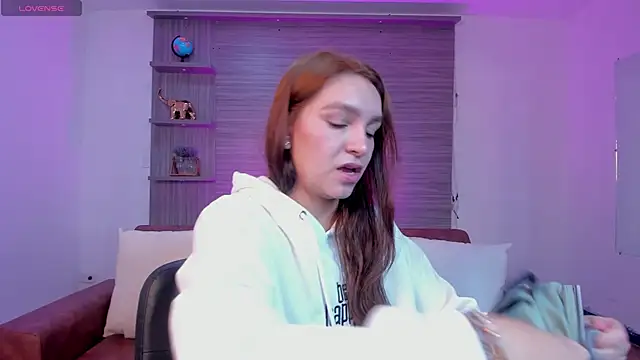 miataylorr1 online show from 16, 1, 2025