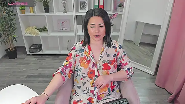 Snapshot of EmaBrownie chatting on 2, 2, 2025 EmaBrownie online show from 2, 2, 2025