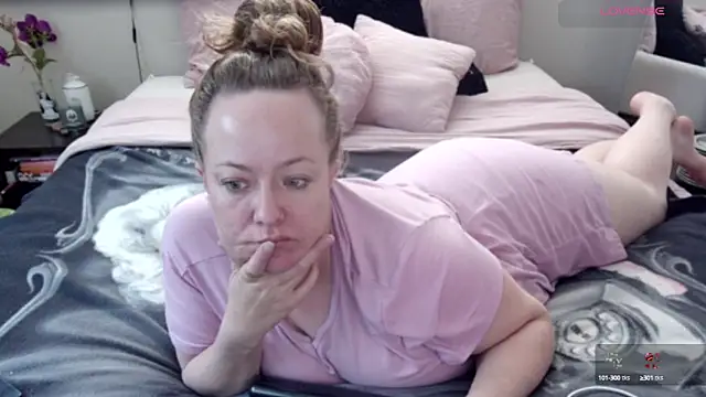 Snapshot of julimonroe chatting on 15, 2, 2025 julimonroe online show from 15, 2, 2025