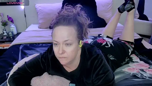 Snapshot of julimonroe chatting on 2, 3, 2025 julimonroe online show from 2, 3, 2025