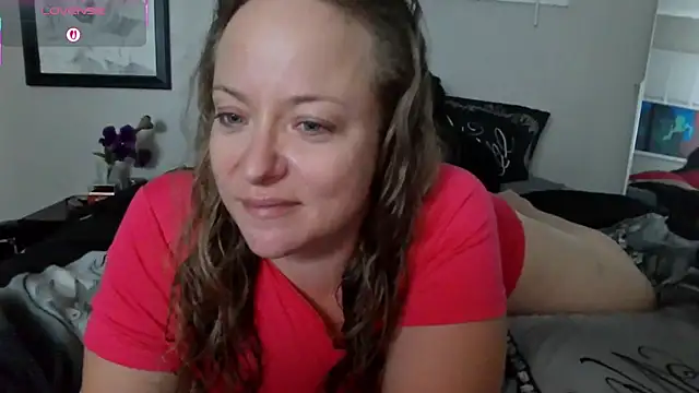 Snapshot of julimonroe chatting on 11, 9, 2025 julimonroe online show from 11, 9, 2025