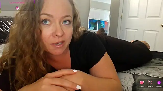 Snapshot of julimonroe chatting on 12, 9, 2025 julimonroe online show from 12, 9, 2025