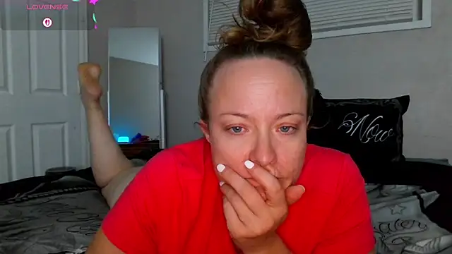 Snapshot of julimonroe chatting on 23, 9, 2025 julimonroe online show from 23, 9, 2025