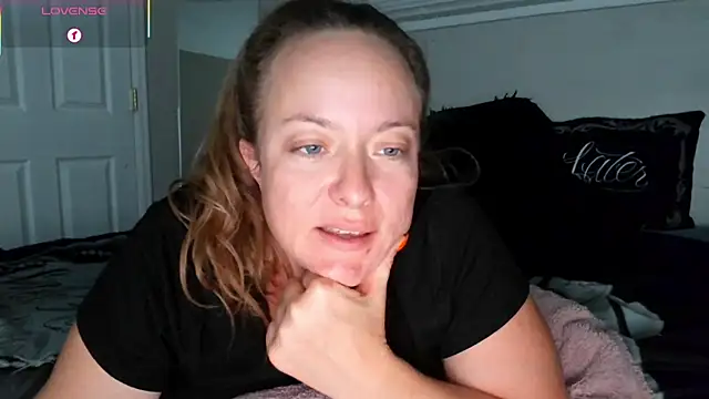 Snapshot of julimonroe chatting on 8, 10, 2025 julimonroe online show from 8, 10, 2025