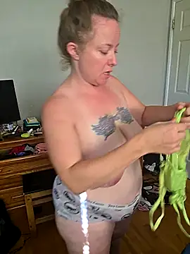 Snapshot of julimonroe chatting on 8, 10, 2025 julimonroe online show from 8, 10, 2025