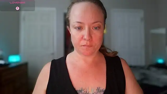 Snapshot of julimonroe chatting on 13, 10, 2025 julimonroe online show from 13, 10, 2025
