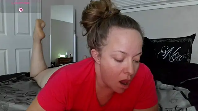 Snapshot of julimonroe chatting on 14, 10, 2025 julimonroe online show from 14, 10, 2025