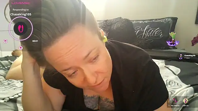 Snapshot of julimonroe chatting on 17, 10, 2025 julimonroe online show from 17, 10, 2025