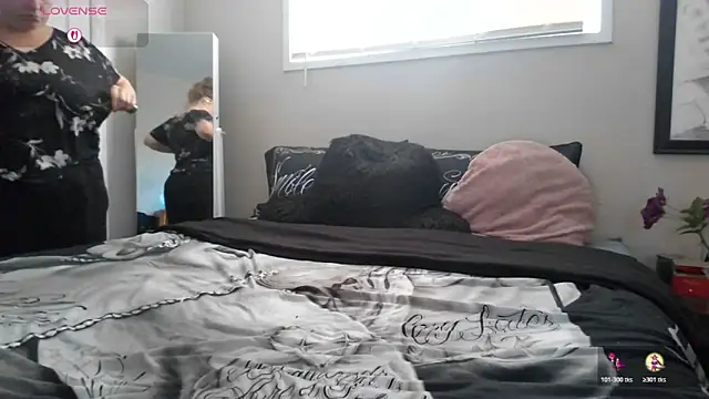 Snapshot of julimonroe chatting on 19, 10, 2025 julimonroe online show from 19, 10, 2025