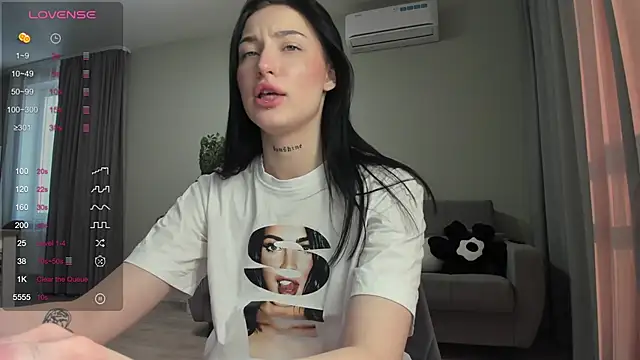 JenniferQueen11 online show from 7, 2, 2025