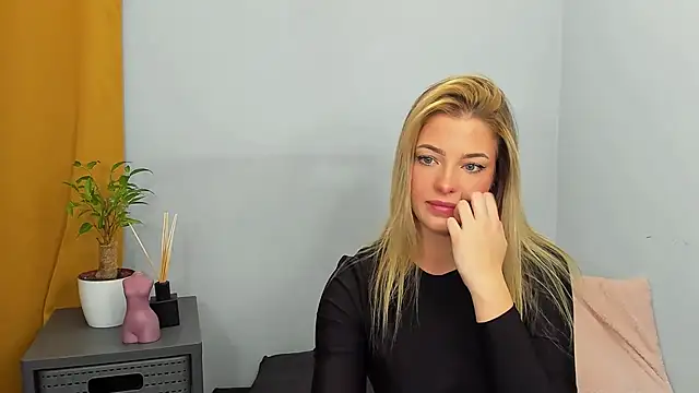 Snapshot of LilyBlondee chatting on 8, 12, 2024 LilyBlondee online show from 8, 12, 2024