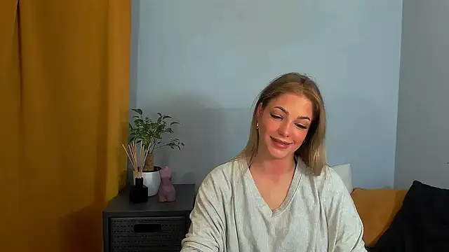 Snapshot of LilyBlondee chatting on 19, 2, 2025 LilyBlondee online show from 19, 2, 2025