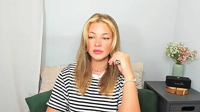 Snapshot of LilyBlondee chatting on 30, 5, 2026 LilyBlondee online show from 30, 5, 2026