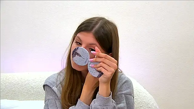 Snapshot of LillianKim chatting on 9, 9, 2025 LillianKim online show from 9, 9, 2025