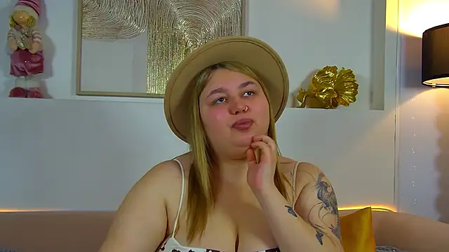 Snapshot of LillianKim chatting on 4, 12, 2025 LillianKim online show from 4, 12, 2025