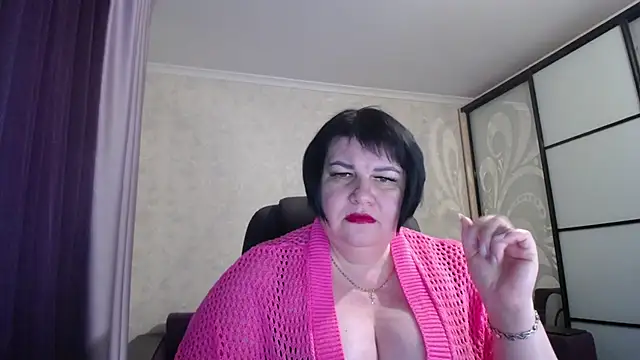 Snapshot of JuicyLady_Di chatting on 9, 2, 2025 JuicyLady Di online show from 9, 2, 2025