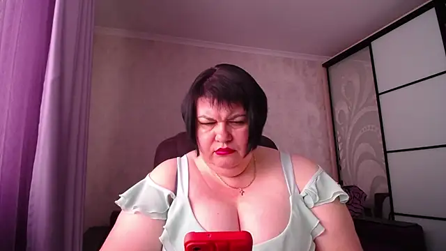 Snapshot of JuicyLady_Di chatting on 17, 9, 2025 JuicyLady Di online show from 17, 9, 2025