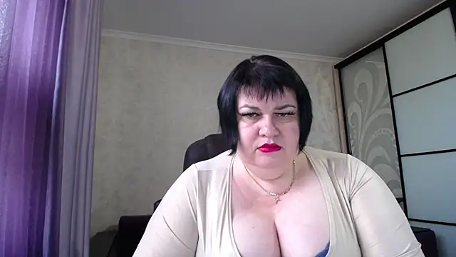 Snapshot of JuicyLady_Di chatting on 5, 10, 2025 JuicyLady Di online show from 5, 10, 2025