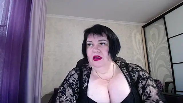 Snapshot of JuicyLady_Di chatting on 10, 10, 2025 JuicyLady Di online show from 10, 10, 2025