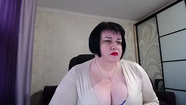 Snapshot of JuicyLady_Di chatting on 17, 10, 2025 JuicyLady Di online show from 17, 10, 2025