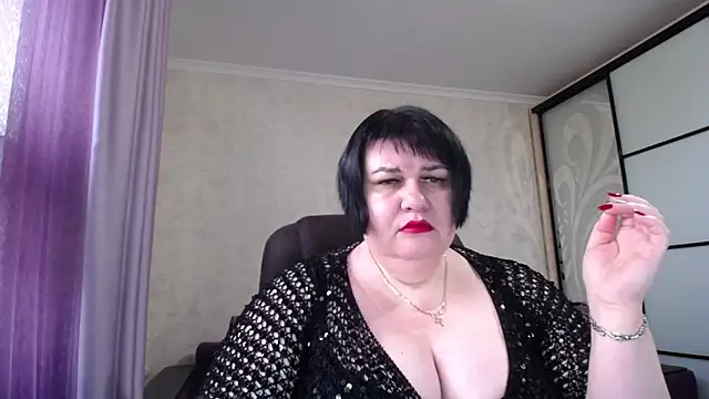 Snapshot of JuicyLady_Di chatting on 17, 11, 2025 JuicyLady Di online show from 17, 11, 2025