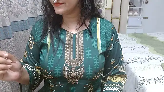 Snapshot of Lovelywife786 chatting on 19, 11, 2025 Lovelywife786 online show from 19, 11, 2025