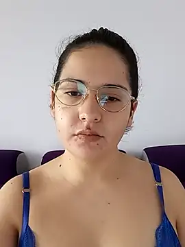 Snapshot of MiaLaurenzz chatting on 4, 10, 2025 MiaLaurenzz online show from 4, 10, 2025