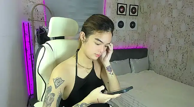 Snapshot of AlexandraMooree chatting on 17, 1, 2025 AlexandraMooree online show from 17, 1, 2025