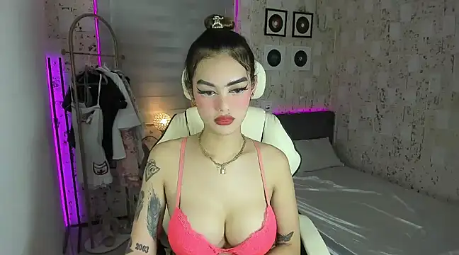 Snapshot of AlexandraMooree chatting on 8, 2, 2025 AlexandraMooree online show from 8, 2, 2025