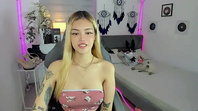 Snapshot of AlexandraMooree chatting on 13, 1, 2026 AlexandraMooree online show from 13, 1, 2026