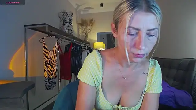 ZoeGrant online show from 25, 9, 2025