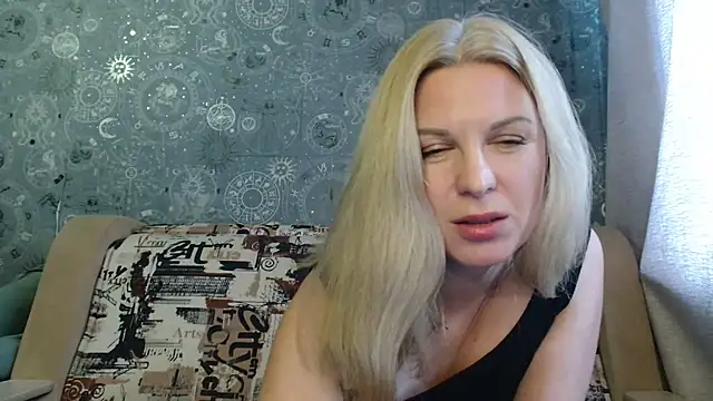 Snapshot of BlondeFox chatting on 13, 10, 2025 BlondeFox online show from 13, 10, 2025