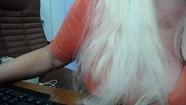 Snapshot of BlondyLeeBest chatting on 8, 3, 2025 BlondyLeeBest online show from 8, 3, 2025