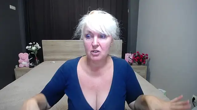 Snapshot of BlondyLeeBest chatting on 8, 11, 2025 BlondyLeeBest online show from 8, 11, 2025
