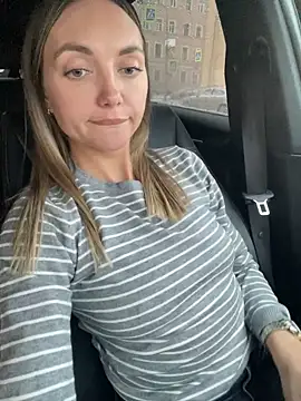 Snapshot of AngelinaMoore chatting on 18, 2, 2025 AngelinaMoore online show from 18, 2, 2025