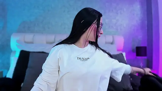 lucy neil online show from 23, 1, 2025