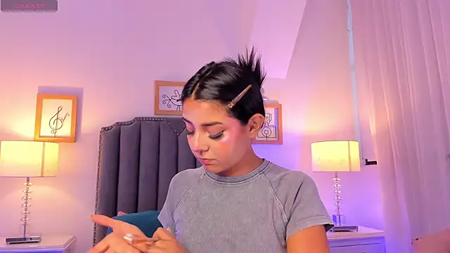 Emma Torres   online show from 13, 1, 2025