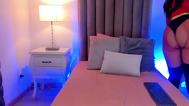 Emma Torres   online show from 28, 1, 2025